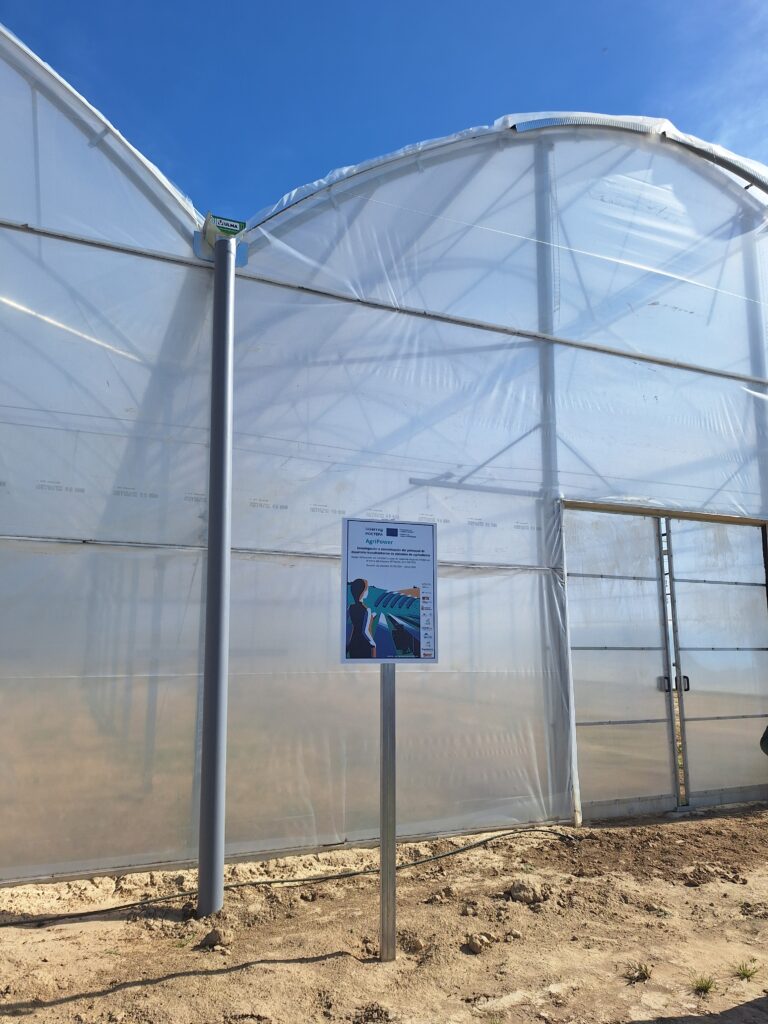 Photo d'une serre avec la panneau du projet européen Agripower