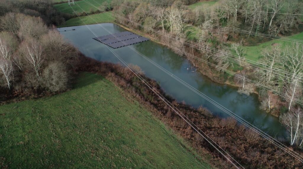 expérimentation d'un dispositif de panneaux photovoltaïques flottant sur une réserve d'irrigation par la Chambre d'agriculture des Pyrénées Atlantiques