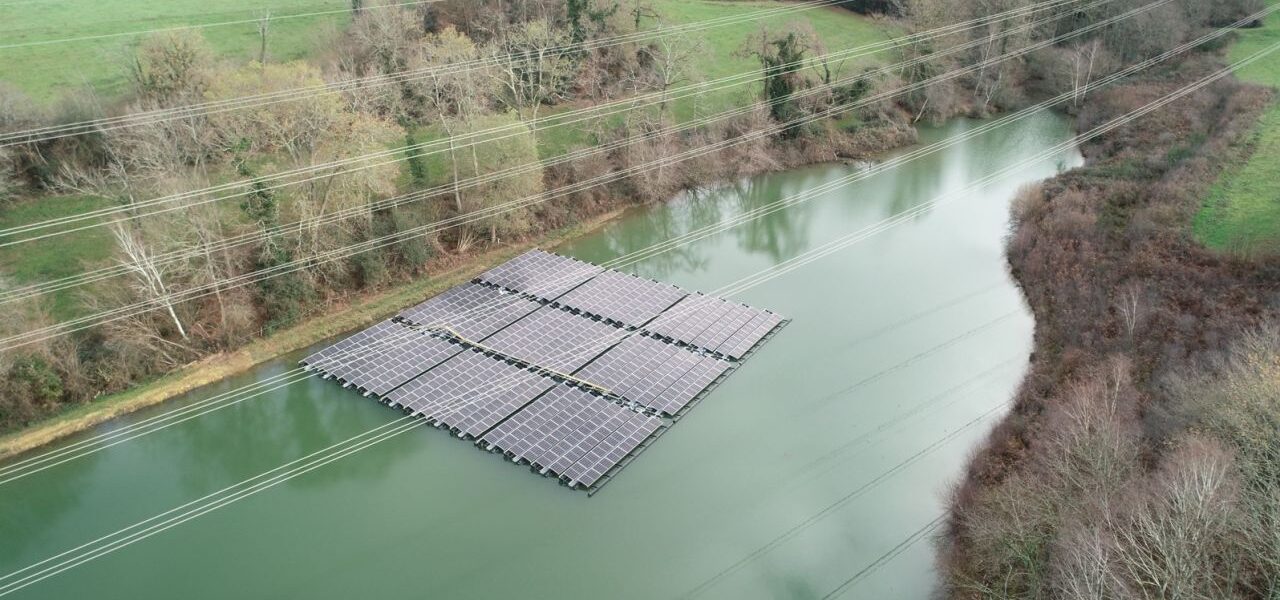 expérimente un dispositif de panneaux photovoltaïques flottant sur une réserve d'irrigation