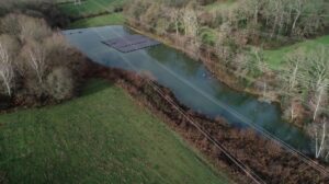 La Cámara Agraria de los Pirineos Atlánticos está probando un sistema de paneles fotovoltaicos flotantes en un embalse de riego